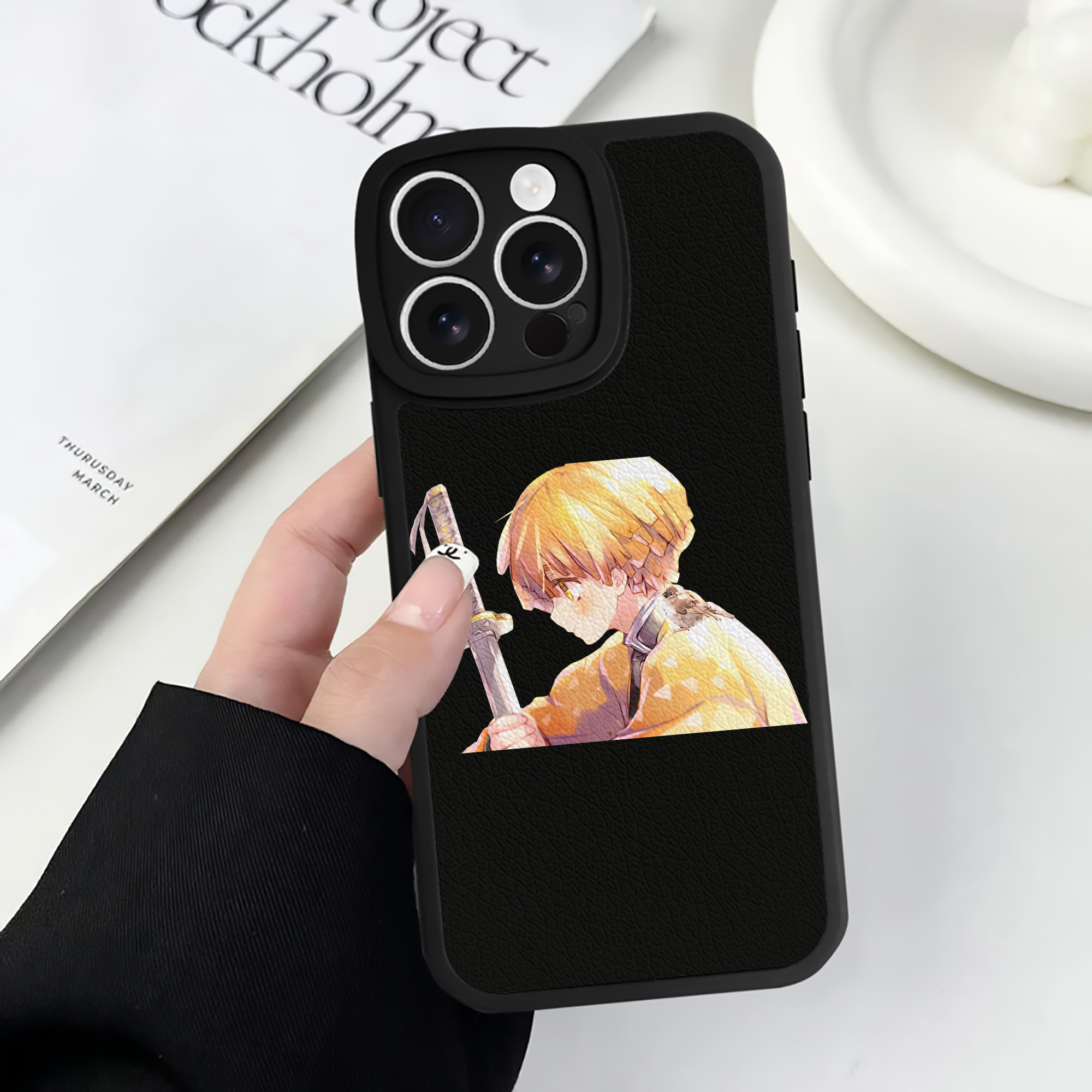 （画像用） 鬼滅の刃（きめつのやいば）我妻 善逸／あがつま ぜんいつ Agatsuma Zenitsu 【iPhone 16シリーズ対応】シリコンスマホケース（レザー調） 材質：シリコン